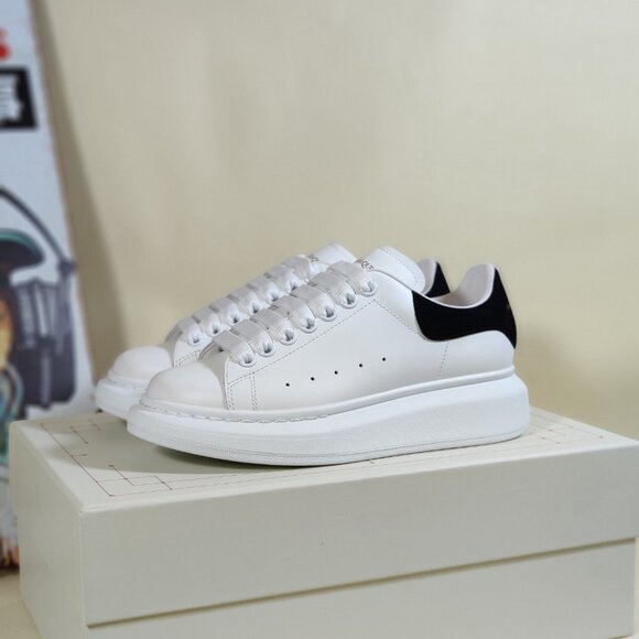 Women's Daily Sneakers - Picture 1 of 7